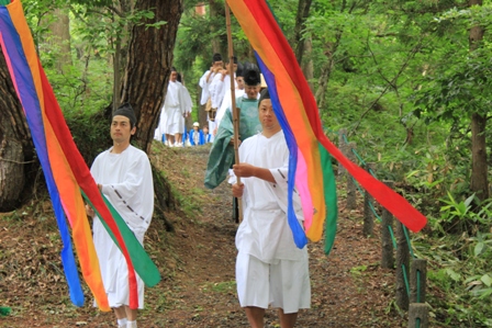 黒川村燃水祭。献上行列