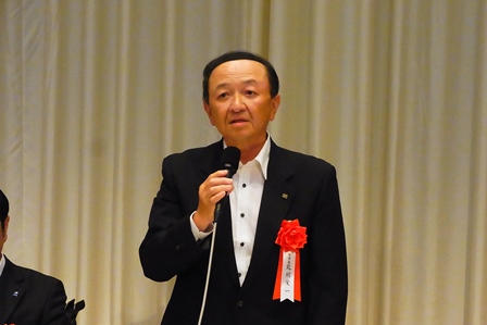 挨拶する北川理事長