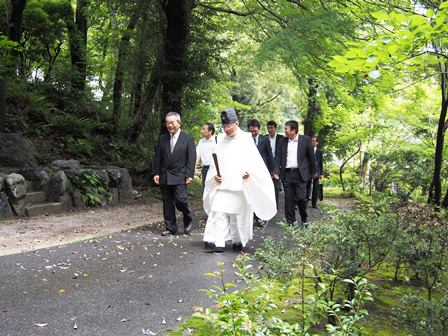 大木権宮司に先導され拝殿に向かう