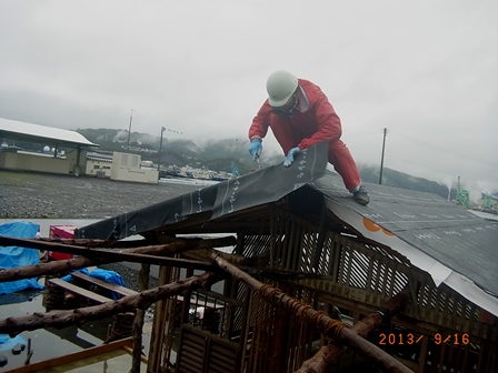 大型台風18号上陸に備え、なんとか防水用のルーフィングを貼り終えた。