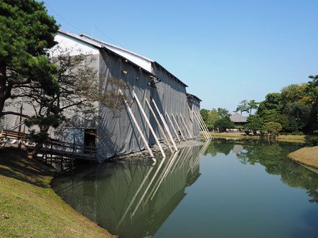 素屋根を支える丸太の列