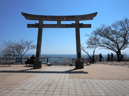 日和山山頂の鹿島御児神社の鳥居の向こうに中州と河口が見えるP4250003