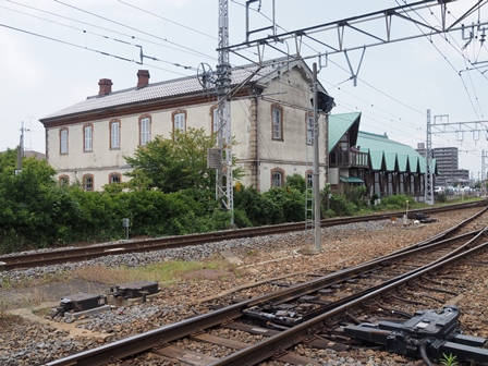 右の緑の屋根は鉄道