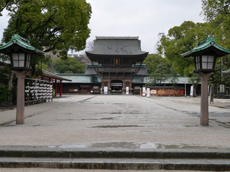 楼門本殿は桧皮葺　翼廊野銅板屋根があめにぬれ、緑青ガ妖艶にP1010477