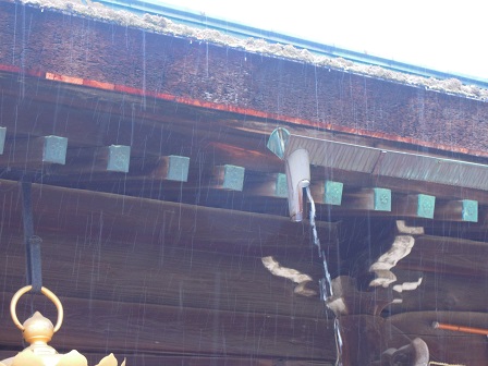 断面扇型樋から落ちる雨 断面扇型樋から落ちる雨