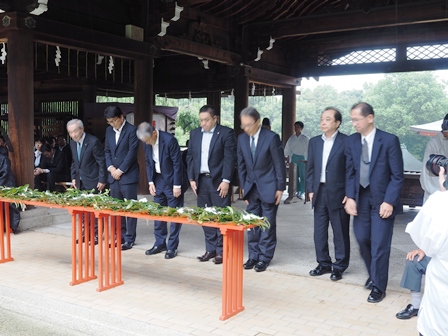 燃土関係者による玉串拝礼P7070189