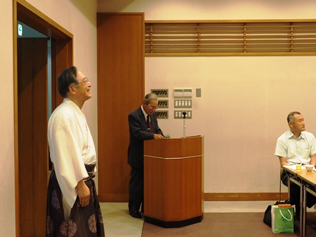 直会で挨拶する代表世話人の芝野桂太郎氏、左は大木権宮司P7070234