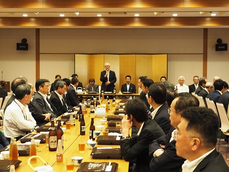 直会　ひな壇右に、防水関係世話人の顏が見えるP7070222