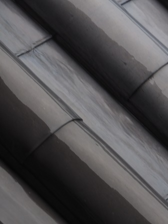 鉛瓦を流れる雨　P9100586