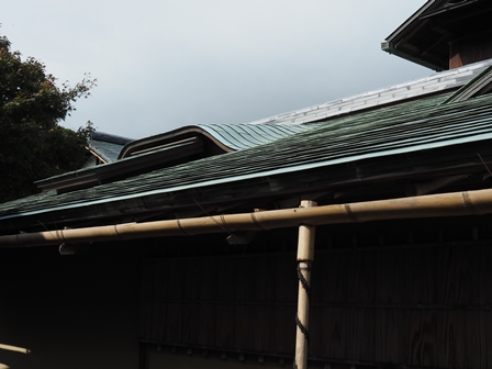 銅板屋根と竹の樋PA160046