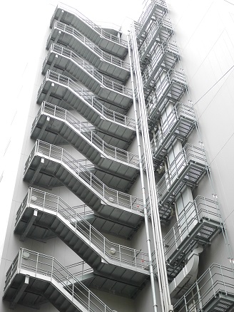 非常階段と竪樋 非常階段と竪樋