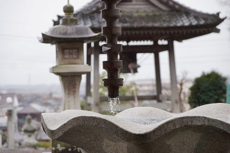 水鉢に落ちる雨