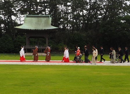 美しい屋根の前を婚礼の行列が通る