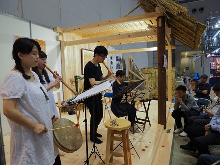 ノアの方舟の音楽を演奏する菅沼起一と中世音楽アンサンブル