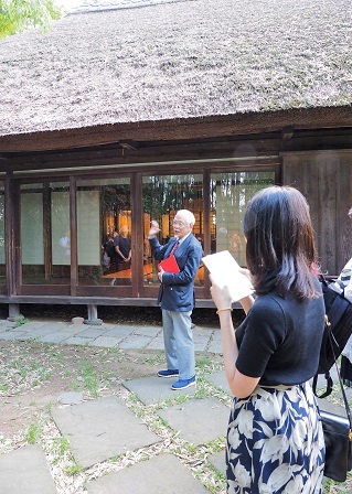 講演後母屋の前で説明する牧山館長