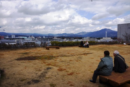 北山を借景にした「京テラス」右端は比叡山