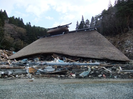M9地震後第1波の津波で屋根部分だけ浮かび、流された　