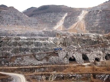 photo 日本最大級の石灰鉱山　中央は見学用バス