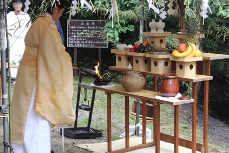 点火の儀：新潟県黒川燃水祭にて。掬いとった燃える水に点火する