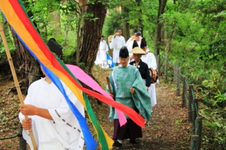 　鮮やかな黒川燃水祭献上行列出発。写真撮影「日本防水の歴史研究会」